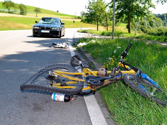 Radfahrer bei einem Verkehrsunfall  schwer verletzt.   | Foto: Kamera 24