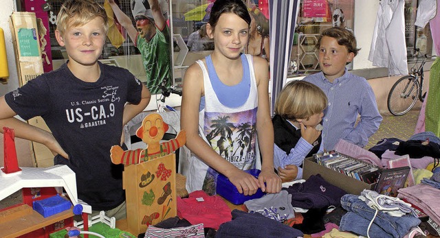 Kleiderschrank und Spielkiste entrümpe...n sichtlich Spaß am Flohmarktgeschäft. | Foto: Markus Hofmann Kleiderschrank und Spielkiste entrümpe...n sichtlich Spaß am Flohmarktgeschäft. | Foto: Markus Hofmann