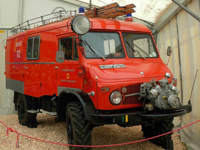 Das ehemalige Huserner Feuerwehrauto ...lum wurde es im Festzelt ausgestellt.  | Foto: Christiane Sahli