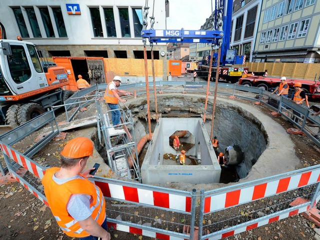 Der Mobilkran hebt das tonnenschwere ...latz direkt neben dem Bertoldsbrunnen.  | Foto: Rita Eggstein