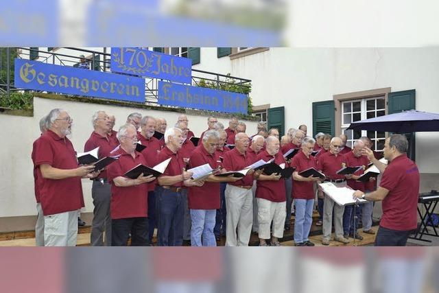 Viele singen auf dem Klosterhof mit