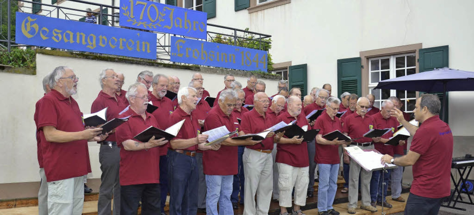Die Singgemeinschaft  unter  Leitung von Martin Grzelak   | Foto: Weber-Kroker
