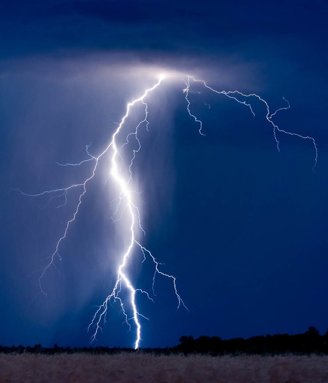 In der Nacht zum Montag drfen Blitze ber Sdbaden zucken.  | Foto: dpa