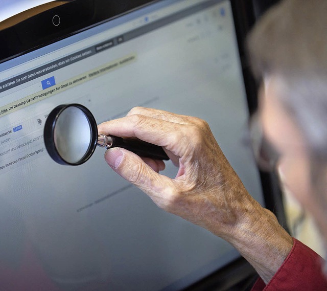 Der 73-jhrige  Peter Bittner hilft si...ldschirm zu klein fr seine Augen ist.  | Foto: DPA