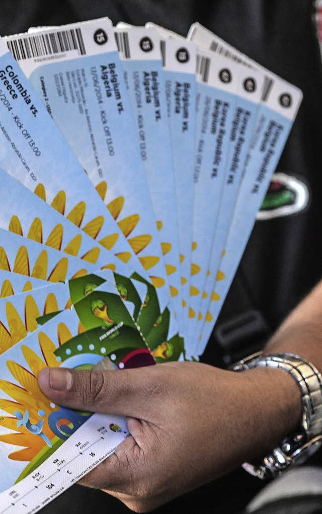 Auch in Brasilien gelangten Tickets gleich stapelweise auf den Schwarzmarkt.   | Foto: DPA