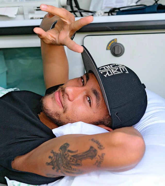 Gre vom Krankenbett: Neymar da Silva...kurz Neymar, gibt sich siegessicher.    | Foto: afp