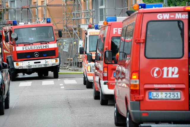 Die Feuerwehr ist mit einem Groaufgeb..., auf dem sich der Unfall ereignet hat  | Foto: Hannes Lauber
