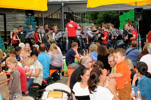 Das Akkordeon-Orchester Sthlingen unt...fs zur Unterhaltung am Nachmittag auf.  | Foto: Dietmar Noeske