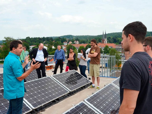 Aufs Dach stiegen die Studenten des Ma...Funktionsweise der Fotovoltaikanlage.   | Foto: Gerhard Walser