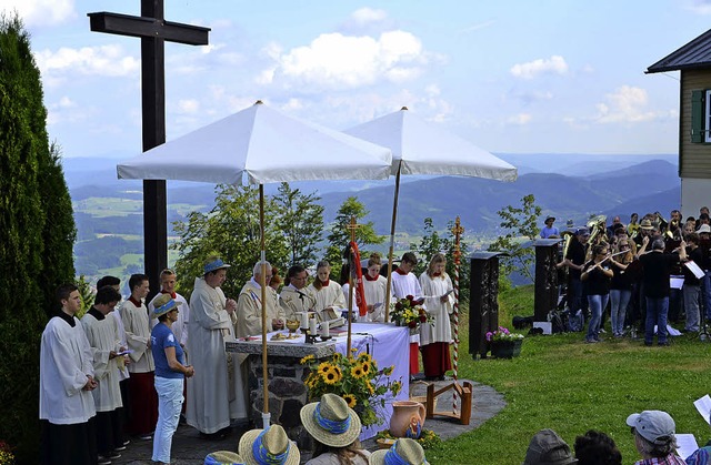 Dekan Hans-Jrgen Decker zelebrierte g...f dem Hrnleberg den Festgottesdienst.  | Foto: Nikolaus Bayer