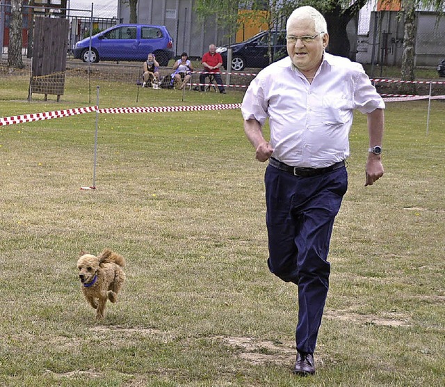 Im Trab: Hund und Herrchen beim Pudelrennen.  | Foto: Jrg Schimanski