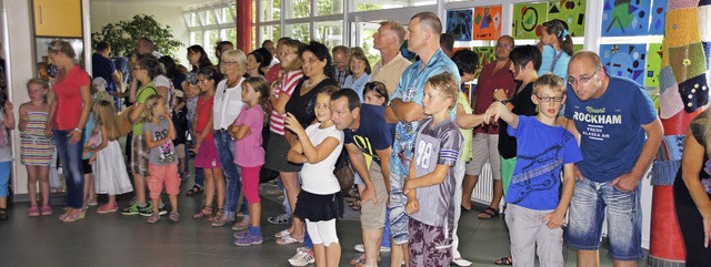 Die Vernissage in der Rheinwaldhalle b...und Filmen alle Klassen auf die Bhne.  | Foto: Ilona Hge