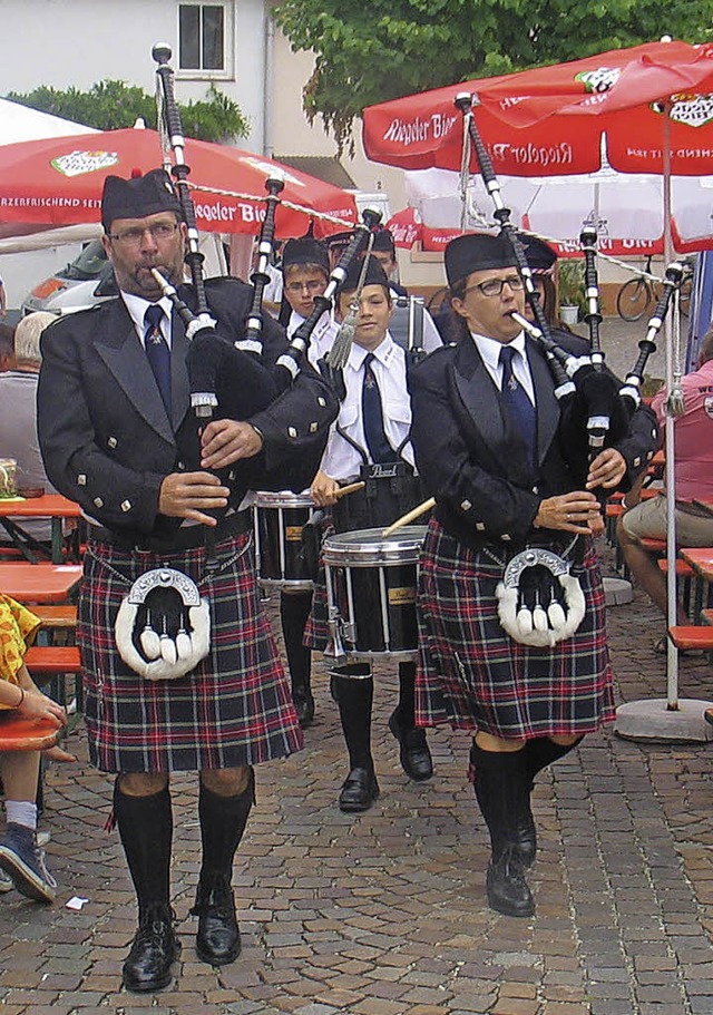 Dudelsackklnge beim Kirchplatzfest in Riegel.  | Foto: Helmut hassler