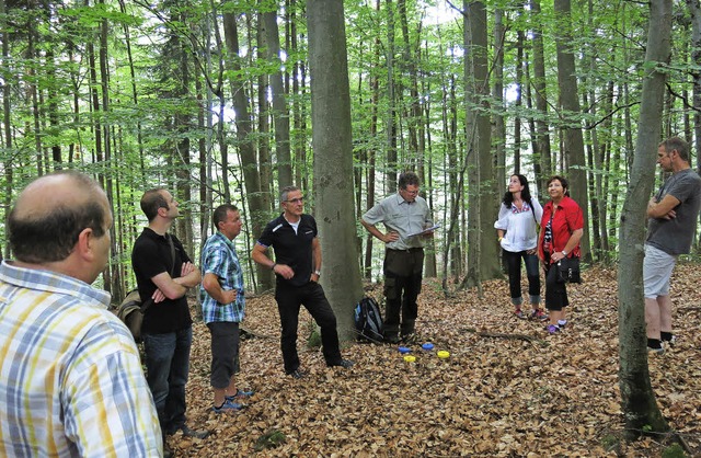 Forstamtsleiter Jrgen Schmidt (5. von links) ber die Aktion Zukunftsbau  | Foto: Georg Vo
