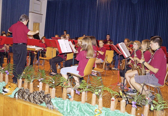 Die Jugendabteilung des Musikvereins S...ngsten Festbesucher hrten gerne zu.   | Foto: silke hartenstein