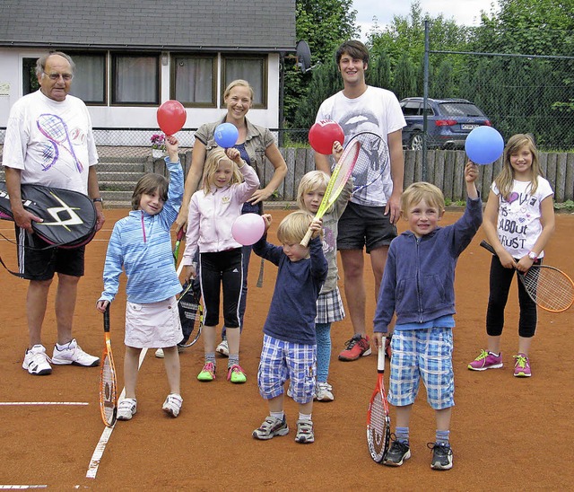 Der junge Trainer Nicklas Gehr (hinten...dliche fr den Tennissport begeistern.  | Foto: Ulrike Spiegelhalter