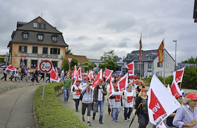 Mit Fahnen und Gesngen ziehen die Mit...Bundesstrae B&#8197;3 in Emmendingen.  | Foto: Dieter Erggelet