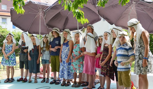 Lieder und eine Theaterauffhrung rund...schiedsfeier vom Kinderhaus Arche bei.  | Foto: TEUBER