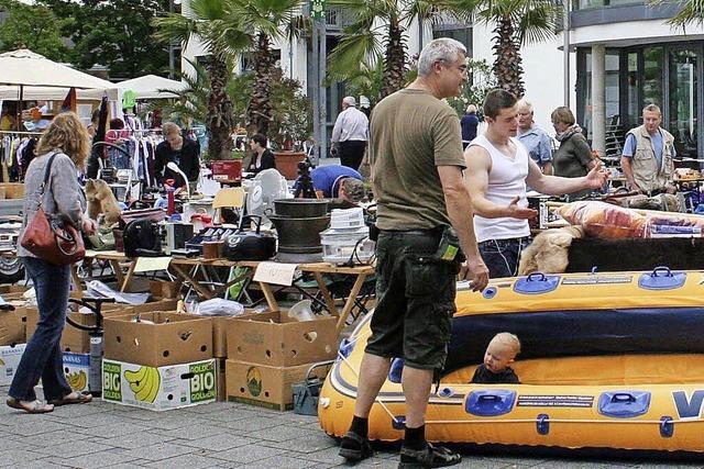 Sogar ein Schlauchboot ist beim Flohmarkt zu haben