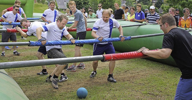 Menschenkicker am Werk: Das Turnier wa...chlechthin beim Bubenbacher Dorfhock.   | Foto: gert brichta