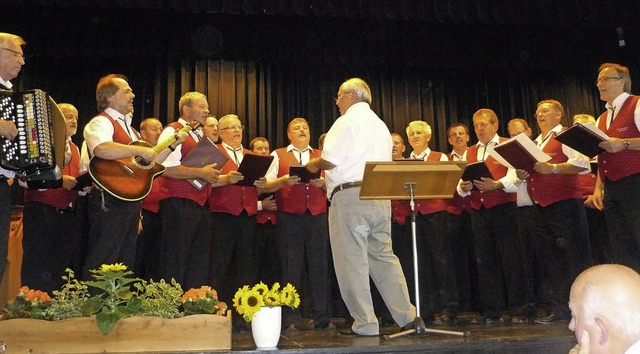 Der Gesangverein mit dem Ehrendirigenten Horst Riedacher   | Foto: Grether