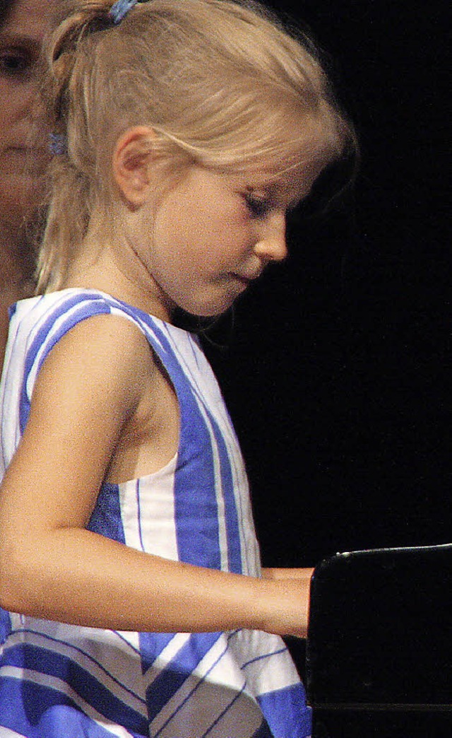 Carla Edringer ist erst sieben Jahre a...niert schon eigene Stcke am Klavier.   | Foto: Kerckhoff