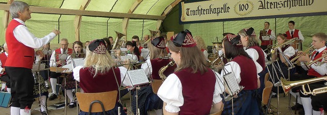 Das Schulplatzfest der   Trachtenkapel...Musik und Bewirtung nach Altenschwand.  | Foto: sandhya hasswani