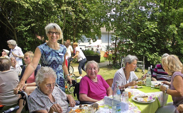 Unter schattigen Bume wurde auch auf ...tzchen mit den Gsten und Bewohnern.   | Foto: Petra Wunderle