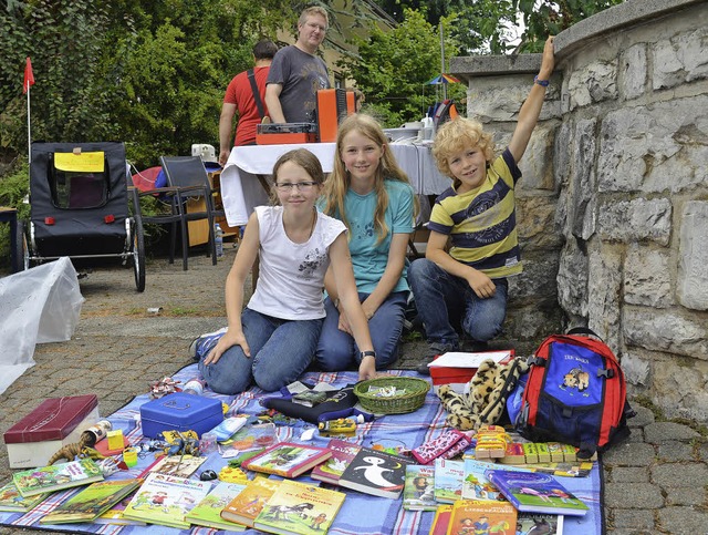 Alt und Jung waren beim Straenflohmarkt dabei.   | Foto: Martin Eckert