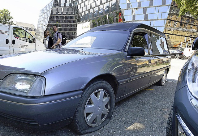 Endlich abgeschleppt &#8211; der Leichenwagen vor dem KG II  | Foto: eggstein