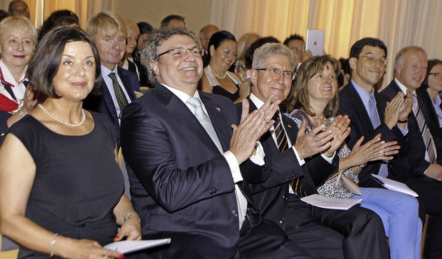 Freude ber das Konsulat (von links): ...berg und Generalkonsul Carlos Lizano.   | Foto: Heidi Fssel