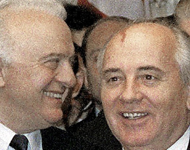 Schewardnadse 1990 mit Gorbatschow (r.)  | Foto: dpa