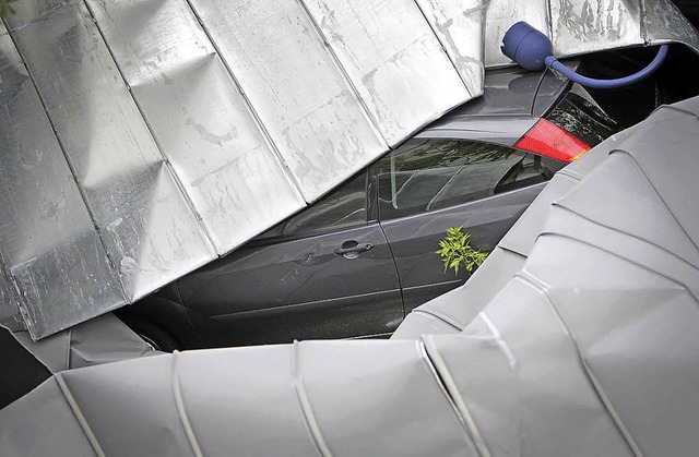 Na, wo hat sich denn das Auto versteck...hobenes Dach in Wiesbaden beschdigt.   | Foto: dpa