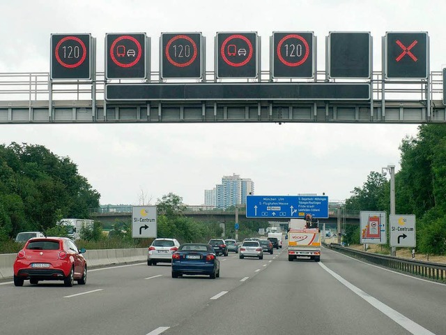 Nutzlose Ausgabe?  Verkehrszeichen mit Textanzeige auf der A8  | Foto: dpa