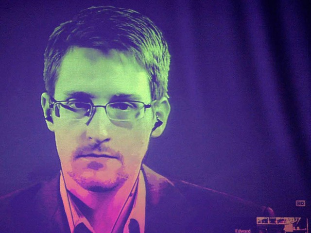 Umstritten: Der Whistleblower Edward Snowden bei einer Videokonferenz  | Foto: AFP