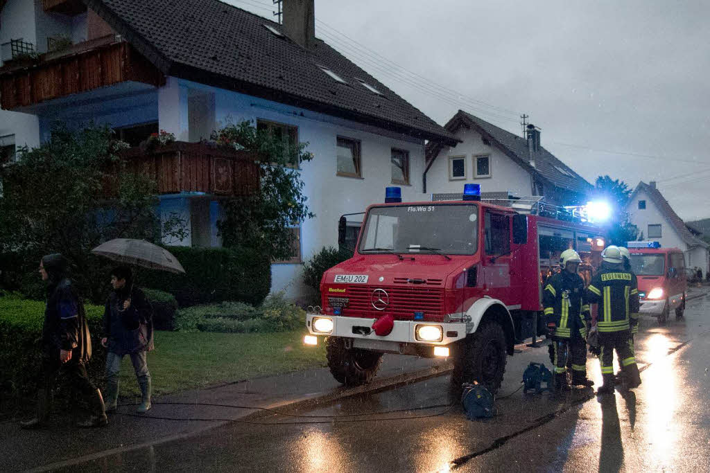 Vollgelaufene Keller, berflutete Straen: In Elzach-Yach musste sich die Feuerwehr am Montagabend um Unwetterschden kmmern.