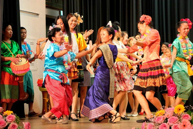 Die Mitglieder des thailndischen Kulturvereins aus Basel machen gute Stimmung.  | Foto: Stefanie Sigmund