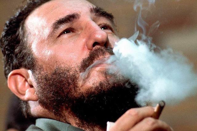 Fidel Castro raucht neben Ludwig Erhard