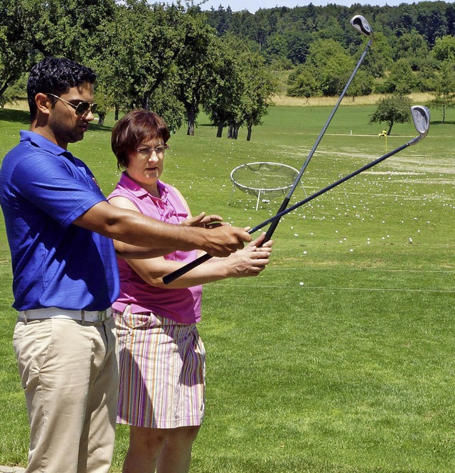 Golfinstructor Chris Hurter zeigt einer Frau, wie man den Schlger hlt.   | Foto: Silke Hartenstein
