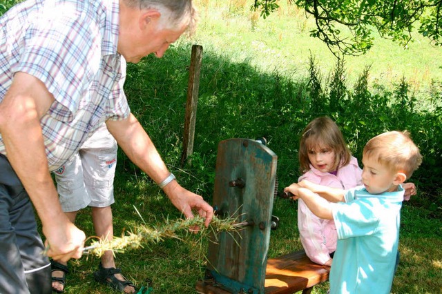 &#8222;Gib Gas&#8220;, ermunterte Karl...g kleine Besucher an der Seilmaschine.  | Foto: Ines Bode