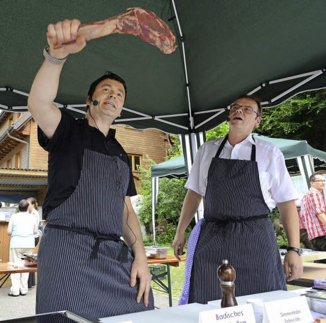 Dass das Tomahawk-Steak, da nach einer...n (rechts Pfarrer Johannes Kienzler).   | Foto: Rita Eggstein