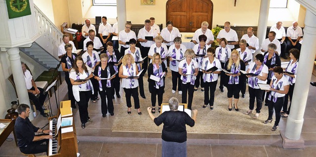 Gemischter Chor Hasel unter der erprobten Leitung von Claudia Gtting   | Foto: paul berger