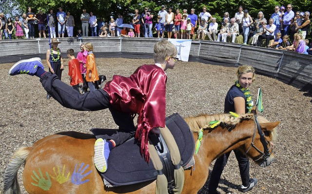 Beim Voltigieren zeigten Schlerinnen ...unststcke auf dem Rcken der Pferde.   | Foto: Britta Wieschenkmper