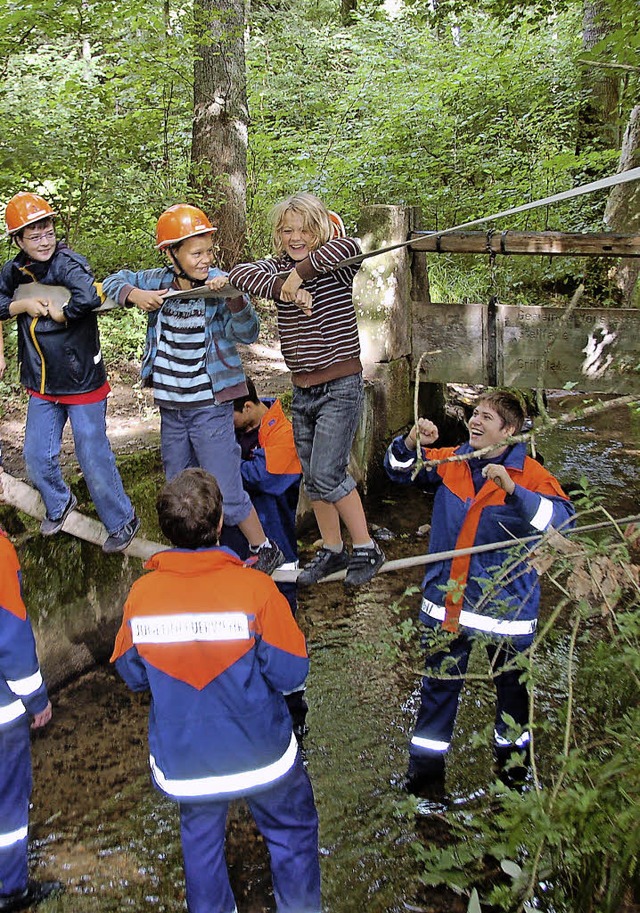 Schluche der Feuerwehr werden zur Hngebrcke.   | Foto: P. Grttinger