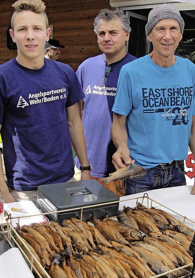 Mit leckeren Fischgerichten verwhnten...er des Angelsportvereins  ihre Gste.   | Foto: Bader