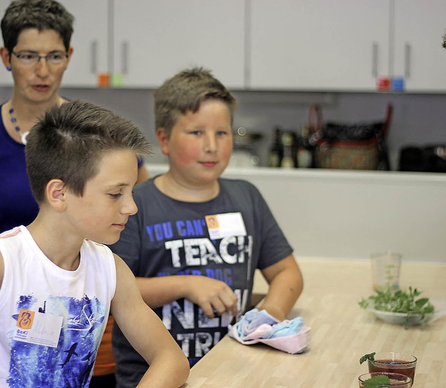 Jungen in der Schulkche: Diesmal war ...esser als Energydrinks, erfuhren sie.   | Foto: Antje Gessner