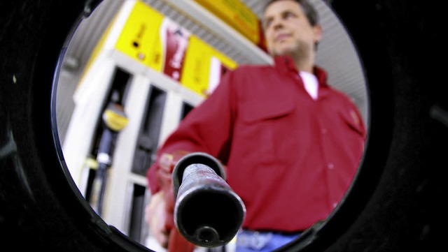 Wer vor 20 Uhr den  Zapfhahn in die Ha... muss oft weniger frs Benzin zahlen.   | Foto: dpa