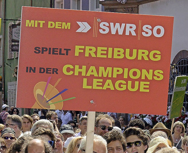 Protest gegen die Fusion bei einer Demonstration in Freiburg  | Foto: dpa