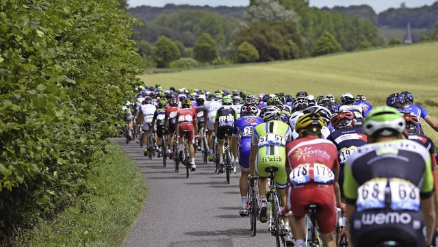 Auf dem weiten Weg nach Paris: Die Tour de France ist in Frankreich angekommen  | Foto: afp