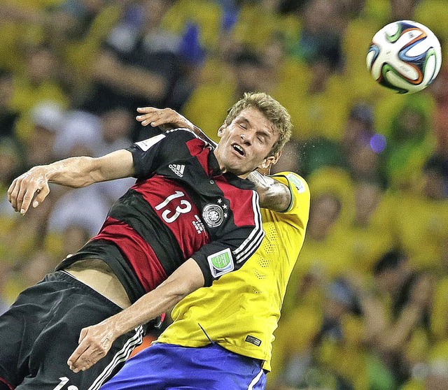 Thomas Mller (links) brachte Deutschl...Fans in kollektive Fassungslosigkeit.   | Foto: dpa, afp